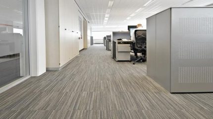 come pulire un pavimento in moquette